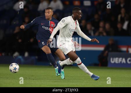 Parigi, Francia. 25 ottobre 2023. Kylian Mbappe del PSG affronta Fikayo Tomori del Milan durante la partita di UEFA Champions League a le Parc des Princes di Parigi. Il credito fotografico dovrebbe leggere: Jonathan Moscrop/Sportimage Credit: Sportimage Ltd/Alamy Live News Foto Stock