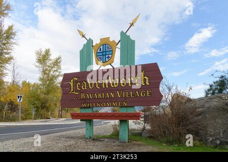 Leavenworth, Washington, USA - 22 ottobre 2023; cartello di benvenuto con testo in tedesco a Leavenworth, Washington, un villaggio bavarese Foto Stock