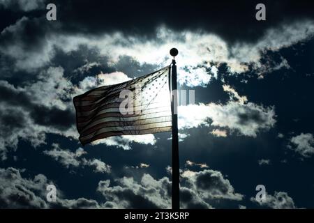 Bandiera americana che sventola con orgoglio tra le nuvole, orgogliosa e libera il nostro emblema nazionale. Banner Star Spangled Foto Stock