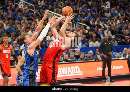 Orlando, Florida, USA, 25 ottobre 2023, il centro Houston Rockets, Alperen Sengun #28, viene fregato da Franz Wagner #22 all'Amway Center. (Foto Credit: Marty Jean-Louis/Alamy Live News Foto Stock