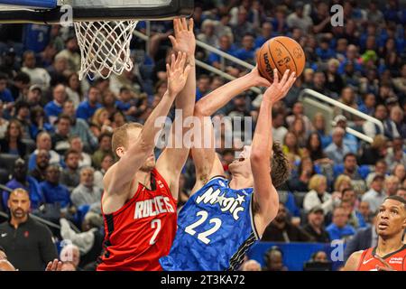 Orlando, Florida, USA, 25 ottobre 2023, Orlando Magic Foward Franz Wagner n. 22 tenta di segnare presso l'Amway Center. (Foto Credit: Marty Jean-Louis/Alamy Live News Foto Stock