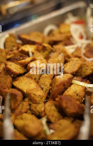 Il cocktail Seekh kebab è un tipo di kebab, originario del subcontinente indiano, preparato con spezie indiane, carne tritata o macinata speziata, di solito agnello, manzo, Foto Stock