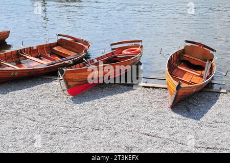 Fotografato nel lago Windermere, in Inghilterra, diverse barche di legno sulla riva Foto Stock