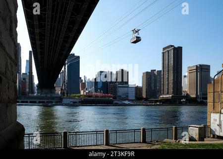 Vista del Queensboro Bridge, un importante ponte a sbalzo sull'East River a New York City, che collega il Queens a Manhattan, da Roosevelt Island Foto Stock