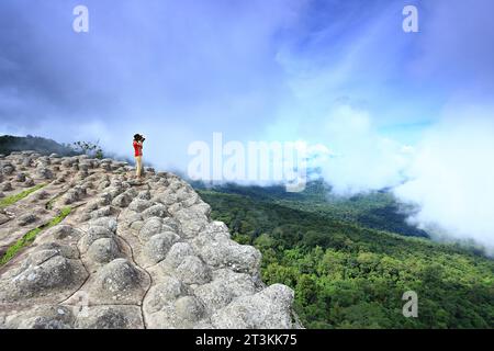 LAN Hin Poom Viewpoint presso il Parco Nazionale Phu Hin Rong KLA a Phitsanulok, Thailandia, attrazioni pubbliche Foto Stock