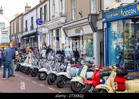 Ribble Valley scooter rally, scooteristi si incontrano in Castle Street clitheroe Town Center, Lancashire, Inghilterra, Regno Unito, settembre 2023 Foto Stock