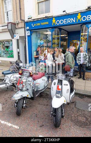 Ribble Valley scooter rally, scooteristi si incontrano in Castle Street clitheroe Town Center, Lancashire, Inghilterra, Regno Unito, settembre 2023 Foto Stock