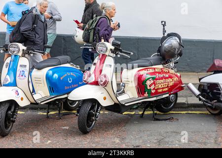 Ribble Valley scooter rally, scooteristi si incontrano in Castle Street clitheroe Town Center, Lancashire, Inghilterra, Regno Unito, settembre 2023 Foto Stock