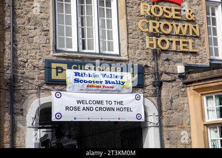 Il Clitheroe Rose and Crown hotel pub ospita il Ribble Valley scooter club nel settembre 2023 per il loro rally di scooter, Lancashire, Inghilterra, Regno Unito Foto Stock