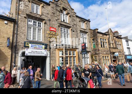 Il Clitheroe Rose and Crown hotel pub ospita il Ribble Valley scooter club nel settembre 2023 per il loro rally di scooter, Lancashire, Inghilterra, Regno Unito Foto Stock