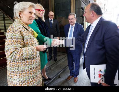 Principessa Astrid del Belgio, Lord Mayor di Melbourne Sally Capp, Ambasciatore Dirk Wouters, Consigliere di H.R.H. Principessa Astrid del Belgio, Ministro-Presidente della regione di Bruxelles Rudi Vervoort e Vice-Ministro Presidente della Vallonia Willy Borsus nella foto precedente a un seminario sulle città intelligenti più sicure, connesse e resilienti nel Municipio di Melbourne, durante la missione economica belga nel Commonwealth dell'Australia, a Melbourne, giovedì 26 ottobre 2023. Una delegazione belga è in missione economica di 10 giorni in Australia dal 19 al 28 ottobre 2023. BELGA PHOTO BENOIT DOPPAGNE Foto Stock