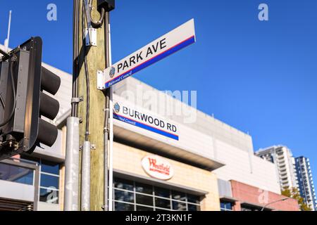 Sydney, Australia – 22 aprile 2021: Immagine di due cartelli stradali, Park Avenue e Burwood Road, di fronte al centro commerciale Westfield Burwood a Burw Foto Stock