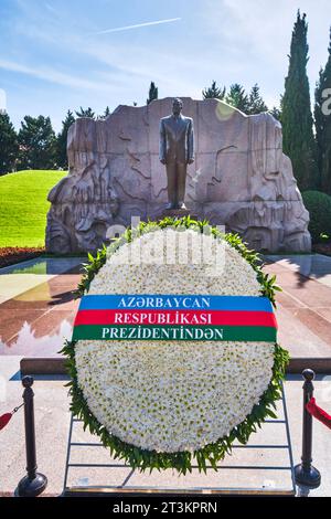 Veduta della tomba e della statua dell'ex presidente Heydar Aliyev. E' stata posta una corona di fiori. Al cimitero pubblico della statua Alley of Honor An Foto Stock