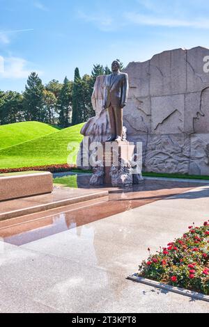 Veduta della tomba e della statua dell'ex presidente Heydar Aliyev. Presso il cimitero pubblico e il parco commemorativo della statua del Alley of Honor a Baku, Azerbaigian. Foto Stock