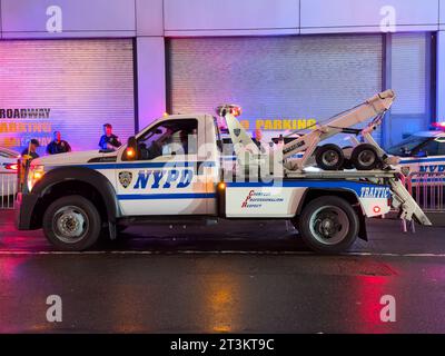 New York, Stati Uniti. Ford Tow Truck del Dipartimento di polizia della città di New York - forze dell'ordine del traffico a Manhattan, New York. Foto Stock