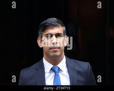 Londra, Regno Unito, 25 ottobre 2023, il primo ministro britannico Rishi Sunak lascia il numero 10 di Downing Street per partecipare alle domande settimanali del primo ministro PMQ al Parlamento. Foto Stock