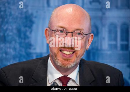 Schwerin, Germania. 6 luglio 2023. Christian Pegel (SPD), ministro degli interni del Meclemburgo-Pomerania occidentale, presenta il rapporto di protezione costituzionale per il Meclemburgo-Pomerania occidentale per l'anno 2022 alla conferenza stampa statale. Credito: Jens Büttner/dpa/Alamy Live News Foto Stock