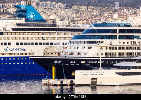 Celestyal Journey, Kreuzfahrtschiff der zypriotischen Reederei Celestyal Cruises, Länge 219 metri. Azamara quest, Kreuzfahrtschiff der Reederei Azamara Club Cruises, Länge 181 metri. Kreuzfahrthafen von KuÅüadasÄ. Die türkische Hafenstadt Kusadasi in der Ägäis ist ein beliebter Ferienort und Ziel für Kreuzfahrten im Mittelmeer. // 30.09.2023, Kusadasi, KuÅüadasÄ, Provinz Aydin, Ägäisregion, Türkei, Asien *** viaggio Celestiale, nave da crociera della compagnia di navigazione cipriota Celestyal Cruises, lunghezza 219 metri Azamara quest, nave da crociera della compagnia di navigazione Azamara Club Cruises, lunghezza 181 mete Foto Stock