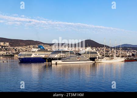 Emerald Sakara, Luxus-Hochseeyacht, Länge 110 metri, Emerald Cruises und Celestyal Journey, Kreuzfahrtschiff der zypriotischen Reederei Celestyal Cruises, Länge 219 metri sowie Kreuzfahrtschiff Azamara quest, Länge 181 metri, Kreuzfahrtunternehmen Azamara Club Cruises. Kreuzfahrthafen von KuÅüadasÄ. Die türkische Hafenstadt Kusadasi in der Ägäis ist ein beliebter Ferienort und Ziel für Kreuzfahrten im Mittelmeer. // 30.09.2023, Kusadasi, KuÅüadasÄ, Provinz Aydin, Ägäisregion, Türkei, Asien *** Smeraldo Sakara, yacht di lusso per l'oceano, lunghezza 110 metri, Crociere Smeraldo e viaggio Celestiale, c Foto Stock