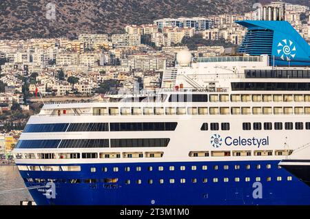 Celestyal Journey, Kreuzfahrtschiff der zypriotischen Reederei Celestyal Cruises, Länge 219 metri. Kreuzfahrthafen von KuÅüadasÄ. Die türkische Hafenstadt Kusadasi in der Ägäis ist ein beliebter Ferienort und Ziel für Kreuzfahrten im Mittelmeer. // 30.09.2023, Kusadasi, KuÅüadasÄ, Provinz Aydin, Ägäisregion, Türkei, Asien *** viaggio Celestiale, nave da crociera della compagnia di navigazione cipriota Celestyal Cruises, lunghezza 219 metri Porto delle navi da crociera di KuÅüadasÄ la città portuale turca di Kusadasi nel Mar Egeo è un resort popolare e meta di crociere nel Mediterraneo 30 09 2023, Kusadasi, KuÅü Foto Stock