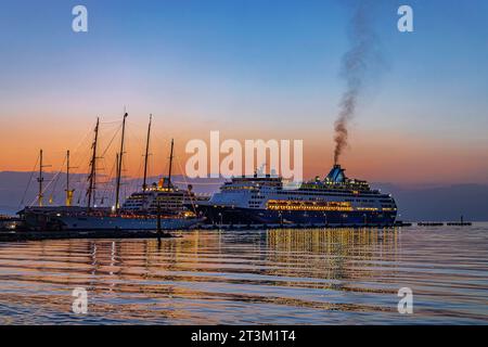 Kreuzfahrthafen von KuÅüadasÄ am Abend. Die türkische Hafenstadt Kusadasi in der Ägäis ist ein beliebter Ferienort und Ziel für Kreuzfahrten im Mittelmeer. Die Celestyal Journey, Kreuzfahrtschiff der zypriotischen Reederei Celestyal Cruises, Länge 219 metri, mit dunklem Rauch. // 30.09.2023, Kusadasi, KuÅüadasÄ, Provinz Aydin, Ägäisregion, Türkei, Asien *** Porto delle navi da crociera di KuÅüadasÄ la sera la città portuale turca di Kusadasi nel Mar Egeo è un resort popolare e meta per crociere nel Mar Mediterraneo The Celestyal Journey, nave da crociera della compagnia di navigazione cipriota Celestya Foto Stock