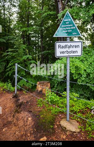 Tieni pulito l'ambiente, invia un messaggio a chi inquina e ciclisti su un cartello all'accesso superiore alla gola di Eistobel, Grünenbach, Baviera, Germania. Foto Stock