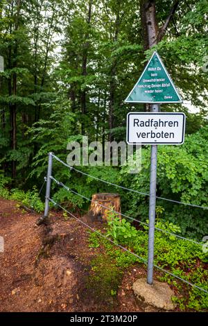 Tieni pulito l'ambiente, invia un messaggio a chi inquina e ciclisti su un cartello all'accesso superiore alla gola di Eistobel, Grünenbach, Baviera, Germania. Foto Stock