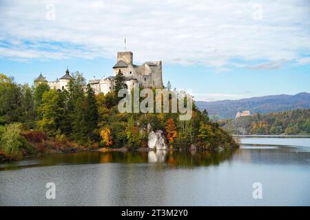 Castello medievale di Dunajec, noto anche come castello di Niedzica, situato presso il lago Czorsztyn. Niedzica, Contea di Nowy Targ, Polonia, 06.10.2022 Foto Stock