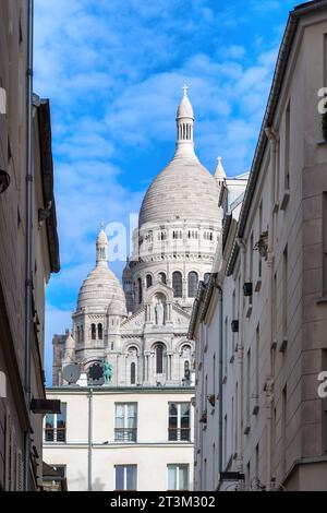 La facciata sud della basilica del Sacro cuore, attraverso le strade di Montmartre, Parigi. Foto Stock