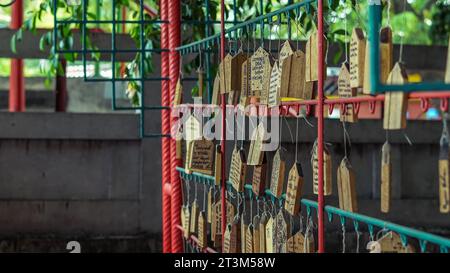 placca di preghiera in legno contenente scritti di speranze e aspirazioni nel tempio Foto Stock