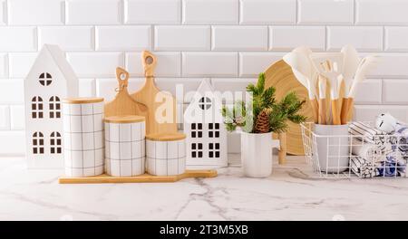 Cucina con sfondo natalizio con utensili da cucina bianchi, decorazioni natalizie in stile moderno. Vista frontale. Cucina ecocompatibile Foto Stock