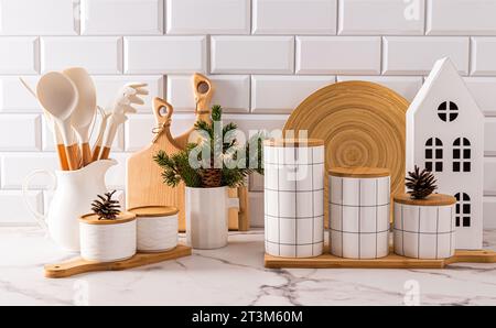 Splendida cucina di Capodanno in tonalità bianche con utensili da cucina ed elementi decorativi moderni per Capodanno e Natale. Foto Stock