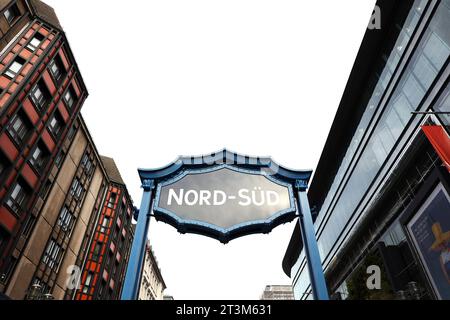 Berlino - Deutschland. Den ehemaligen U-Bahnhof Französische Straße ziert jetzt das Schild Nord-Süd. *** 11 10 2023, Berlino, Germania. 11 ottobre 2023. L'ex stazione U Französische Straße è ora adornata con il cartello North South Credit: Imago/Alamy Live News Foto Stock