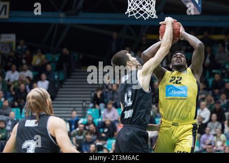 Wroclaw, Polonia, 25 ottobre 2023. BKT Eurocup: WKS Slask Wroclaw (magliette nere) vs Aris Midea Thessaloniki (magliette gialle) in Orbita Hall. Nella foto: #11 Dusan Miletic e #22 Silvio Samuel De Sousa © Piotr Zajac/Alamy Live News Foto Stock