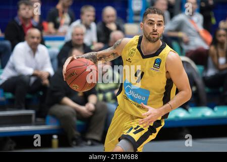 Wroclaw, Polonia, 25 ottobre 2023. BKT Eurocup: WKS Slask Wroclaw (magliette nere) vs Aris Midea Thessaloniki (magliette gialle) in Orbita Hall. Nella foto: #4 Vassilis Toliopoulos © Piotr Zajac/Alamy Live News Foto Stock
