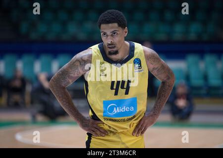 Wroclaw, Polonia, 25 ottobre 2023. BKT Eurocup: WKS Slask Wroclaw (magliette nere) vs Aris Midea Thessaloniki (magliette gialle) in Orbita Hall. Nella foto: #44 Roberto Tremaine Galliant © Piotr Zajac/Alamy Live News Foto Stock