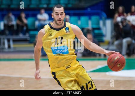 Wroclaw, Polonia, 25 ottobre 2023. BKT Eurocup: WKS Slask Wroclaw (magliette nere) vs Aris Midea Thessaloniki (magliette gialle) in Orbita Hall. Nella foto: #13 Eleftherios Bochoridis © Piotr Zajac/Alamy Live News Foto Stock