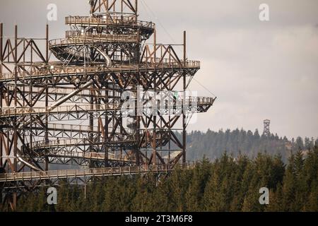 Sky Walk e la torre di osservazione Kralickz Snezník sullo sfondo, bassa Morava, Repubblica Ceca. Sentiero panoramico di Dolní Morava, Repubblica Ceca. Foto Stock