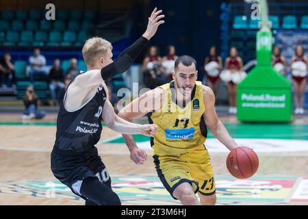 Wroclaw, Polonia, 25 ottobre 2023. BKT Eurocup: WKS Slask Wroclaw (magliette nere) vs Aris Midea Thessaloniki (magliette gialle) in Orbita Hall. Nella foto: #13 Eleftherios Bochoridis © Piotr Zajac/Alamy Live News Foto Stock