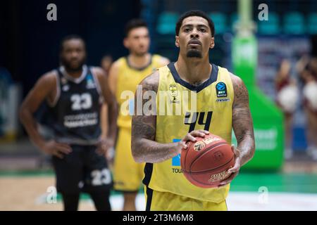 Wroclaw, Polonia, 25 ottobre 2023. BKT Eurocup: WKS Slask Wroclaw (magliette nere) vs Aris Midea Thessaloniki (magliette gialle) in Orbita Hall. Nella foto: #44 Roberto Tremaine Galliant © Piotr Zajac/Alamy Live News Foto Stock