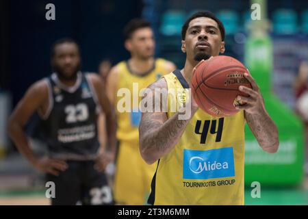 Wroclaw, Polonia, 25 ottobre 2023. BKT Eurocup: WKS Slask Wroclaw (magliette nere) vs Aris Midea Thessaloniki (magliette gialle) in Orbita Hall. Nella foto: #44 Roberto Tremaine Galliant © Piotr Zajac/Alamy Live News Foto Stock