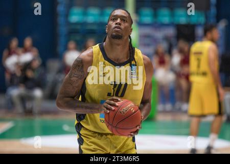 Wroclaw, Polonia, 25 ottobre 2023. BKT Eurocup: WKS Slask Wroclaw (magliette nere) vs Aris Midea Thessaloniki (magliette gialle) in Orbita Hall. Nella foto: #30 Kristeon Lamar Bankston © Piotr Zajac/Alamy Live News Foto Stock