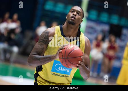Wroclaw, Polonia, 25 ottobre 2023. BKT Eurocup: WKS Slask Wroclaw (magliette nere) vs Aris Midea Thessaloniki (magliette gialle) in Orbita Hall. Nella foto: #30 Kristeon Lamar Bankston © Piotr Zajac/Alamy Live News Foto Stock