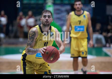 Wroclaw, Polonia, 25 ottobre 2023. BKT Eurocup: WKS Slask Wroclaw (magliette nere) vs Aris Midea Thessaloniki (magliette gialle) in Orbita Hall. Nella foto: #4 Vassilis Toliopoulos © Piotr Zajac/Alamy Live News Foto Stock