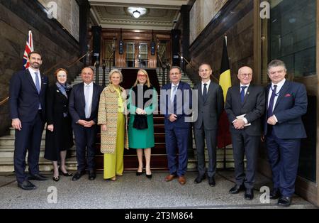 Chief Innovation Officer presso Schreder e fondatore e leader di Schreder Hyperion, Nicolas Keutgen, Ambasciatore dell'Australia in Belgio Caroline Millar, Vice-Ministro presidente vallone Willy Borsus, Principessa Astrid del Belgio, Lord Mayor di Melbourne, Sally Capp, Ministro-Presidente della regione di Bruxelles Rudi Vervoort, Direttore generale belga per gli affari bilaterali, FPS Foreign Affairs Jeroen Cooreman, Ambasciatore Dirk Wouters, Consigliere di H.R.H. Principessa Astrid del Belgio e Ambasciatore del Belgio in Australia Michel Goffin nella foto prima di un seminario su città intelligenti più sicure, connesse e resilienti i Foto Stock