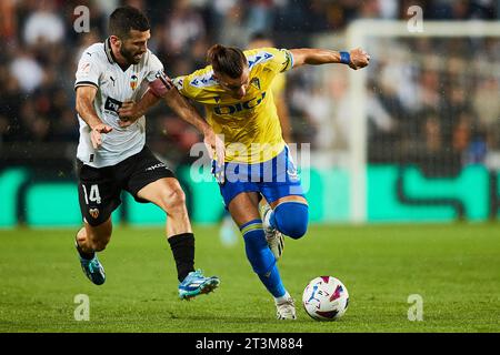 Ivan Alejo del Cadice CF e Jose Gaya del Valencia CF in azione durante la partita LaLiga EA Sports tra Valencia CF e Cadice CF all'Estadio Mestalla o Foto Stock