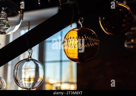 La decorazione natalizia è impreziosita da un interno scuro, palle di vetro trasparente Foto Stock