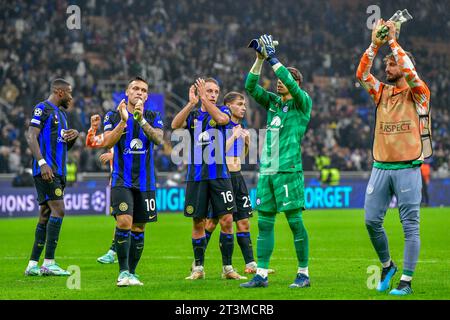 Milano, Italia. 24 ottobre 2023. I giocatori dell'Inter celebrano la vittoria dopo la partita di UEFA Champions League tra l'Inter e il Salisburgo a Giuseppe Meazza a Milano. (Foto: Gonzales Photo - Tommaso Fimiano). Foto Stock