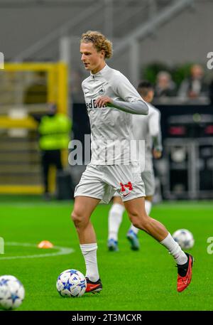 Milano, Italia. 24 ottobre 2023. Maurits Kjaergaard (14) del Salzburg si sta riscaldando prima della partita di UEFA Champions League tra Inter e FC Salzburg a Giuseppe Meazza a Milano. (Foto: Gonzales Photo - Tommaso Fimiano). Foto Stock