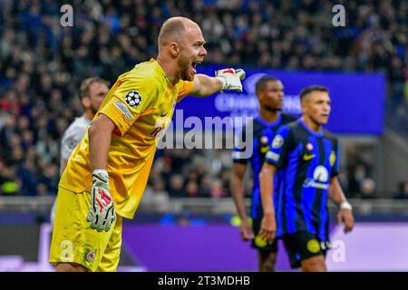 Milano, Italia. 24 ottobre 2023. Il portiere Alexander Schlager (24) del Salisburgo visto durante la partita di UEFA Champions League tra l'Inter e il Salisburgo al Giuseppe Meazza di Milano. (Foto: Gonzales Photo - Tommaso Fimiano). Foto Stock